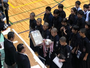 R1.12.14　彩の国（表彰　小学生A　カップ、記念品授与）